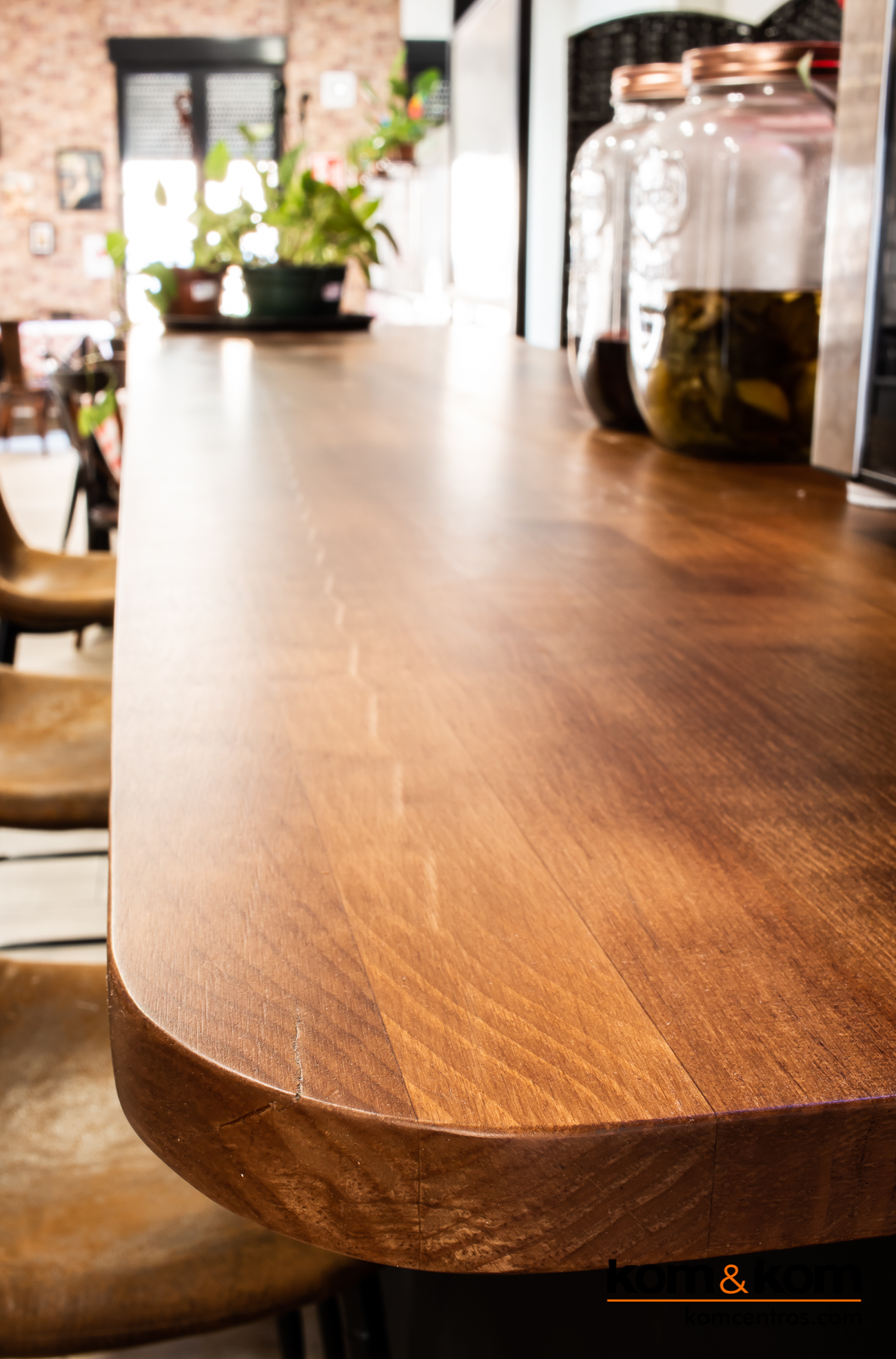 Barra hecha a medida de madera maciza para bar restaurante Pizzería Piccolo en Yecla. Kom&Kom